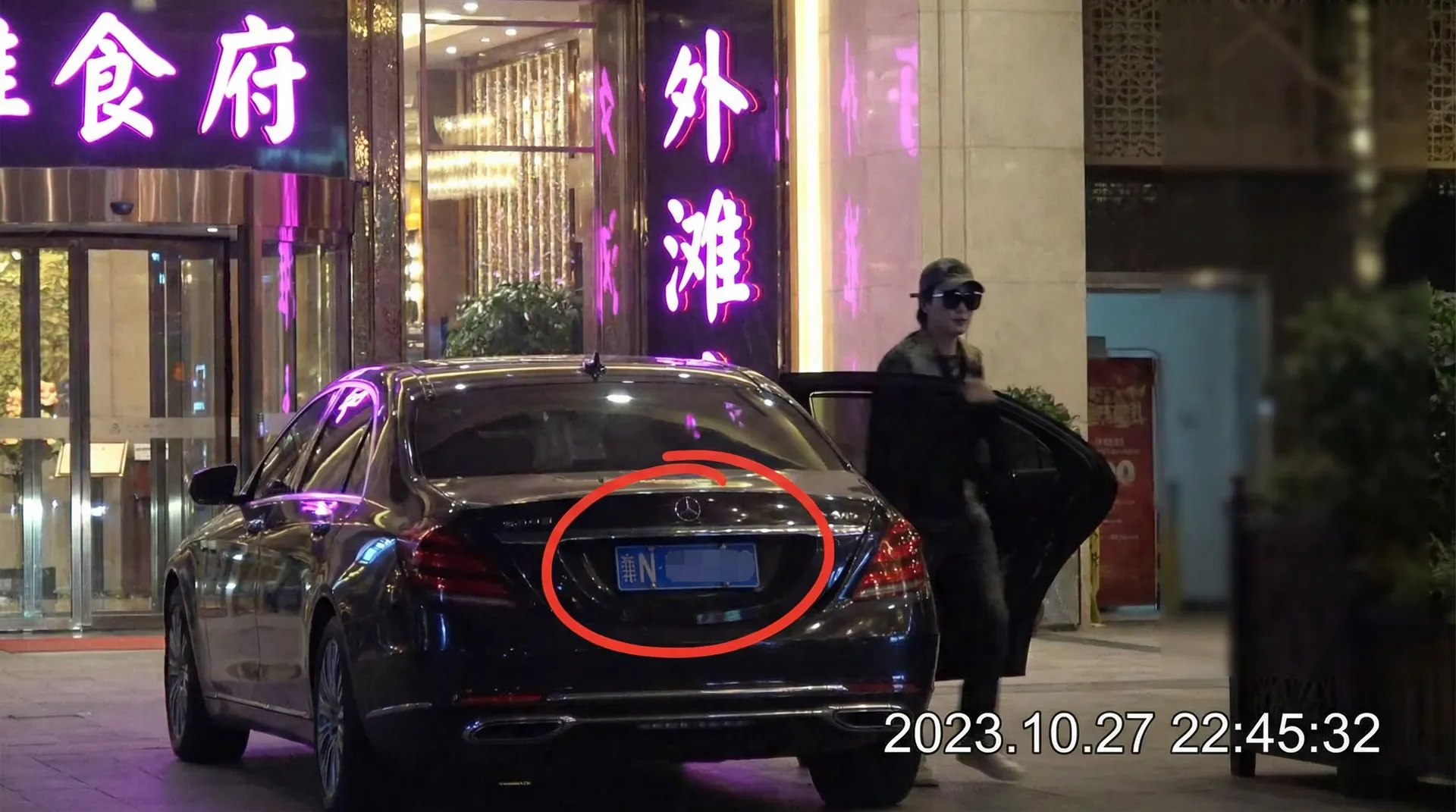 吃瓜官网 - 持续更新推荐，发现更多相关内容 - 豪车餐厅外被拍